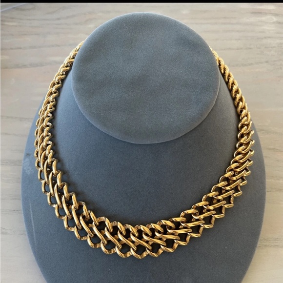 Vintage Monet Interlocked Chain Link Choker Necklace Gold Tone - Picture 1 of 9